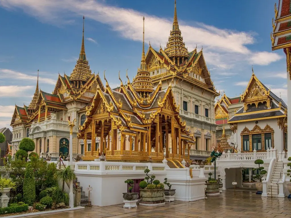 Destination Information: Bangkok: A Dynamic Tapestry of Old and New