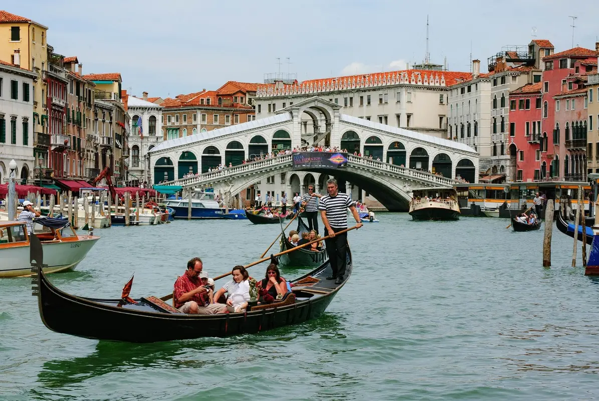 Iconic Venetian Gondola Rides for Your Clients: A Must Experience for Every Traveller Visiting Venice